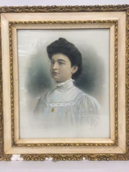 null Antide HENRY (1877-1959), Portrait de Femme à la médaille, pastel et gouache,...