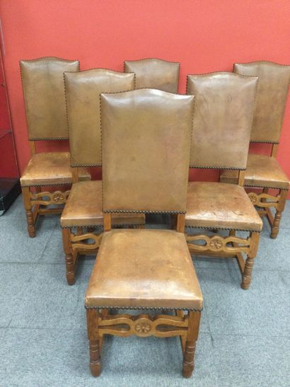 null Ensemble de 6 chaises en bois, dossier et assise de cuir clouté, dim. 112 x...