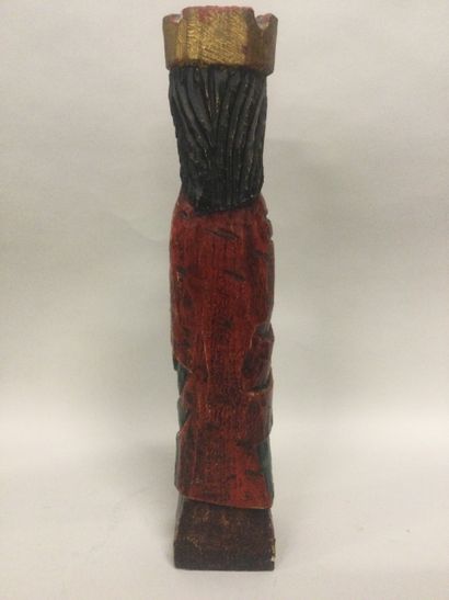 null SCULPTURE en bois polychrome représentant un roi tenant son épée, H. 40 cm.