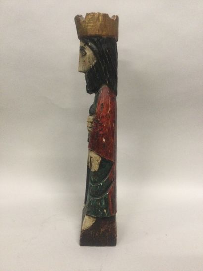 null SCULPTURE en bois polychrome représentant un roi tenant son épée, H. 40 cm.