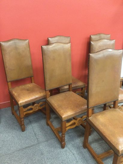 null Ensemble de 6 chaises en bois, dossier et assise de cuir clouté, dim. 112 x...