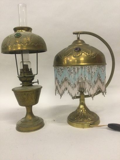 null 2 LAMPES en bronze et laiton style Oriental : 1 lampe a pétrole h 38 cm et 1...