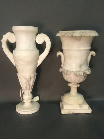 null Ensemble de deux vases en albâtre montés en lampe, H. 49 et 51 cm. (un accidenté...
