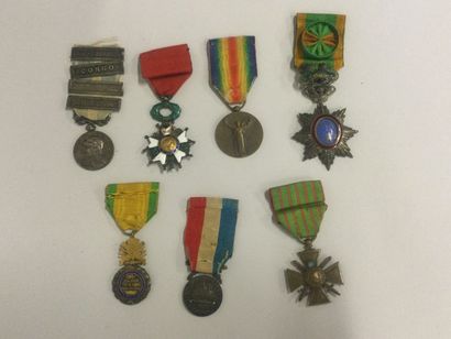 Lot of 7 military MEDALS : Legion of Honor...