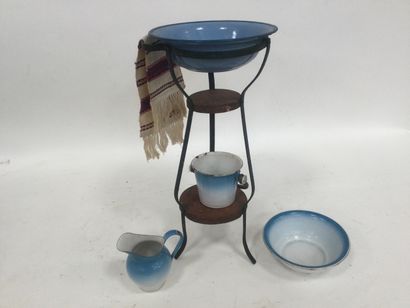 Tripod + hygiene bowl + 1 enamelled cast...