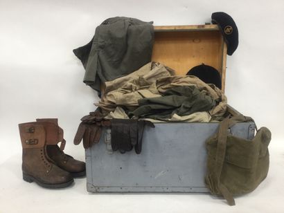 null Lot of clothing from the Indochina War in a wooden box (jackets, gloves, air...