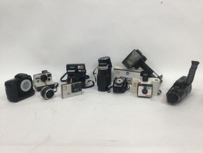 null Lot: 1 Polaroid Swinger, 1 Polaroid 1000, 1 Polaroid Spirit 600

1 Minolta Dynax...