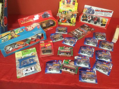 null Cardboard of various toys: key rings, cars...