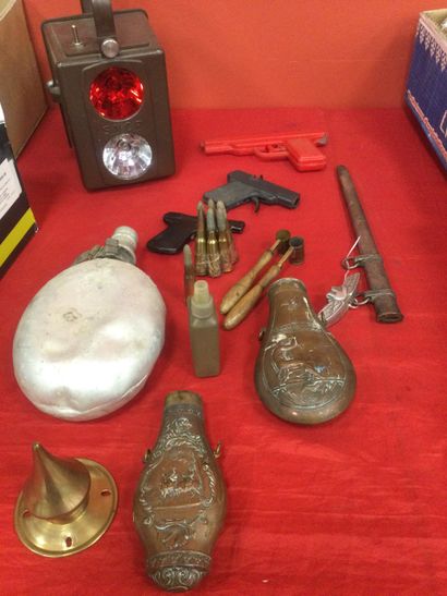 1 Lot of miscellaneous including powder flasks,...