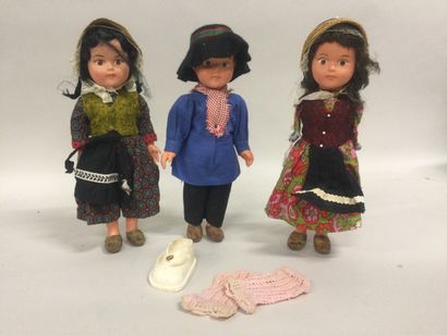 null Set of 3 dolls with accessories