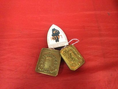 null 1 set of 2 belt buckles Patrie Honneur and Municipal Police + Meuse private...