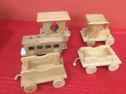 Locomotive with 4 wooden cars