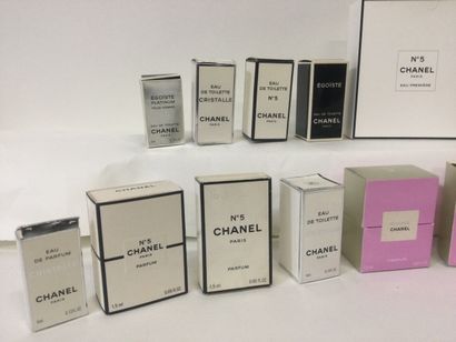 null Collection de 19 miniatures de parfum pour la marque CHANEL toutes en boites...