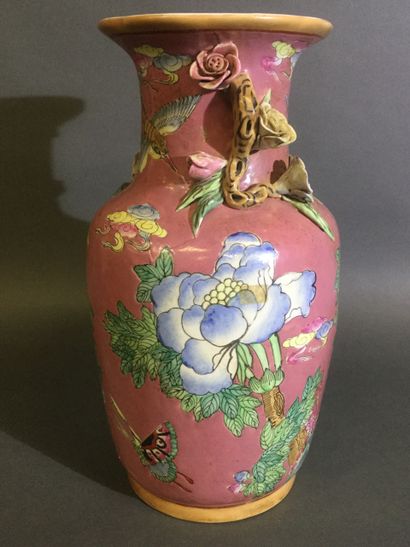 null CHINE, Vase en faïence à décor d'émail cloisonné, sur fond rose, de fleurs,...