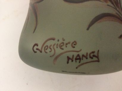 null C.VESSIERE Nancy panier en verre peint et opaque à décor de chardons sur fond...