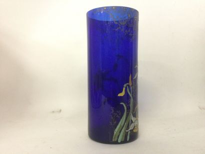 null VASE en verre bleu a décor émaillé de jonquilles h 24,5