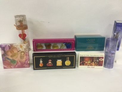 null Collection de 8 coffrets miniatures de parfum : Lancome, Lalique, Naf Naf...dans...