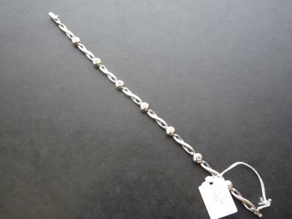 null Bracelet ligne en or gris 18K (750/oo) composés de maillons formant des "8"...