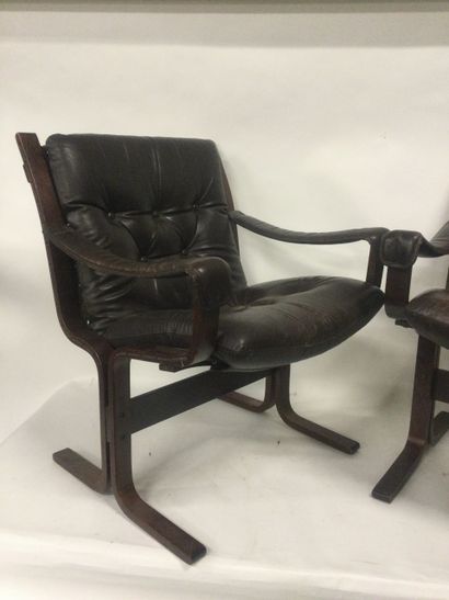 null INGMAR RELLING pour Westnofa Paire de fauteuils "Siesta" en bois et en cuir...