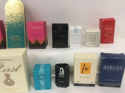 null Collection de 19 miniatures de parfum : Van cleef, Azzaro, Christian Lacroix,...