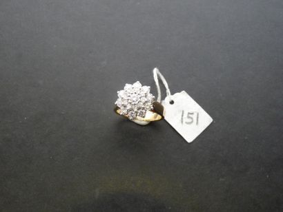 null Bague en or 18K (750/oo) de deux tons centrée d'un motif floral serti de diamants...