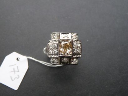 null Bague en platine (850/oo), la plateau bombé à décor géométrique ajouré centré...