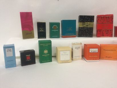 null Collection de 22 miniatures de parfum : Lalique, Ralph Lauren, Sonia Rykiel...dans...