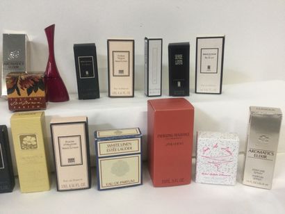 null Collection de 22 miniatures de parfum : Lutens, Aramis...dans leurs boites,...