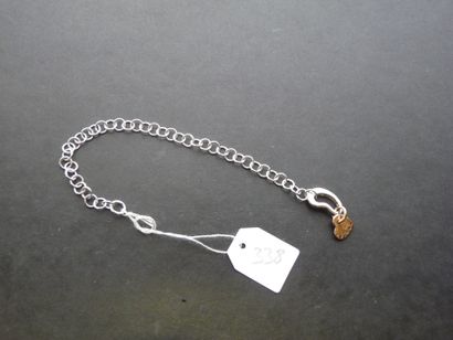 null DODO : Bracelet en or gris 9K (375/oo) à maille ronde, il est agrémenté de son...