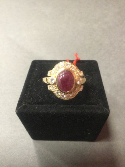 null BAGUE en or Jaune 18k (750/oo) poids 5,8 g, ornée d'un cabochon de rubis et...