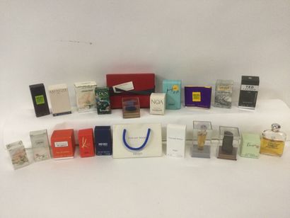 null Collection de 21 miniatures de parfum pour les marques Cacharel, Ted Lapidus,...