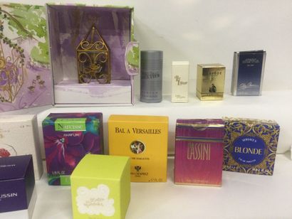 null Collection de 17 miniatures de parfum dont certaines recherchées : Lanterne...