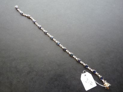null Bracelet ligne en or 18K (750/oo) de deux tons composé de saphirs ovales (pierre...