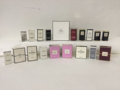 null Collection de 19 miniatures de parfum pour la marque CHANEL toutes en boites...