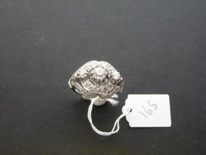 null Bague en or gris 18K (750/oo) à décor géométrique ajouré entièrement serti de...