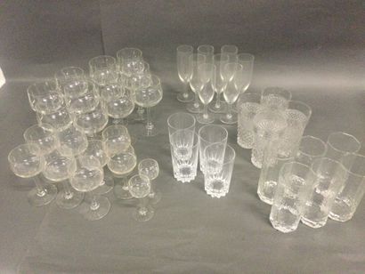 null lot de verres dépareillés : flûtes a champagne, verres a orangeade, verres a...