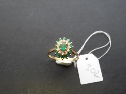 null Bague en or jaune 18K (750/oo) centrée d'un motif ovale composé d'une émeraude...