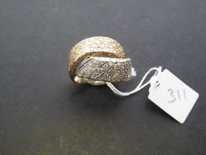 null Bague en or 18K (750/oo), la partie centrale formant deux anneaux, l'un jaune,...