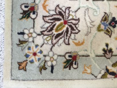 null TAPIS Persan Naïn 9LA en laine sur trame coton, décoré d'un médaillon central,...