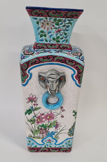 null LONGWY, Émaux en reliefs cernés, époque fin XIXe. Vase d'après une forme chinoise...