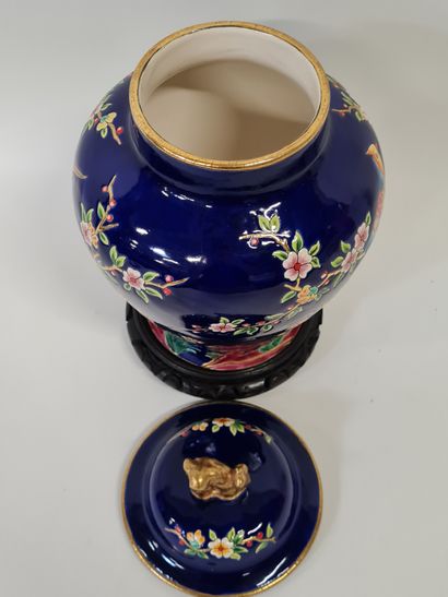 null LONGWY, Boîte à thé chinoise, riche décor de phénix sur fond bleu de Sèvres,...