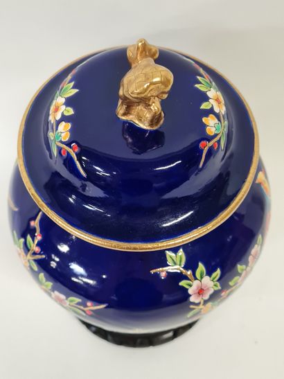 null LONGWY, Boîte à thé chinoise, riche décor de phénix sur fond bleu de Sèvres,...