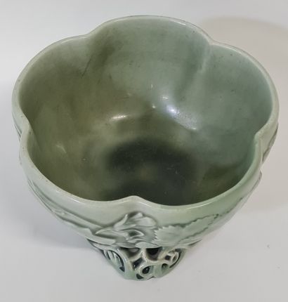 null Théodore DECK (1823-1891), Petit vase en faïence émaillée de couleur vert céladon...