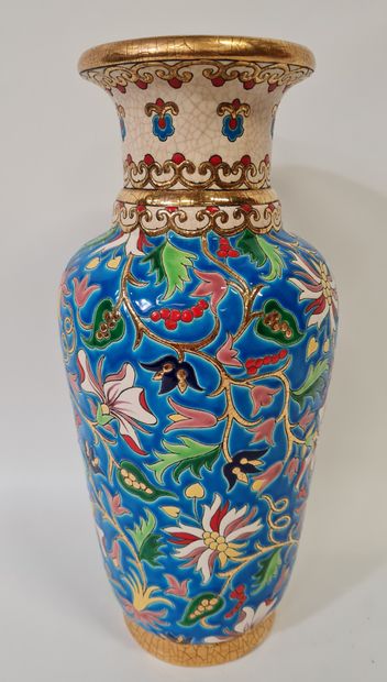 null LONGWY, Vase Traditionnel à semis et cartel. Emaux en reliefs cernés F.1675,...