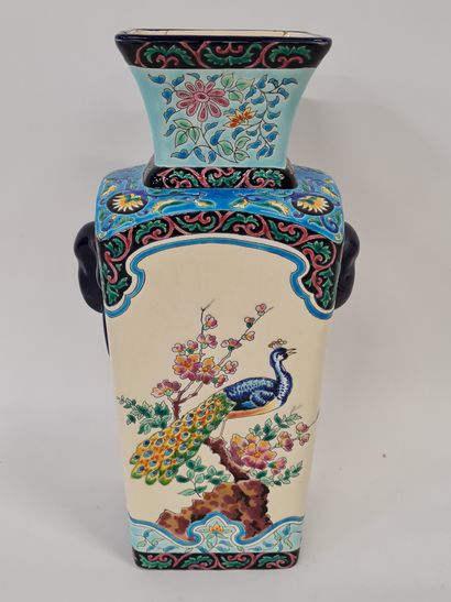 null LONGWY, Vase de forme chinoise traditionnelle, émaux en reliefs cernés, décor...