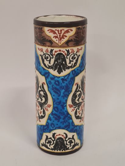 null BORDEAUX, époque fin XIXe. Vase rouleau, décor composite d'émaux cloisonnés...