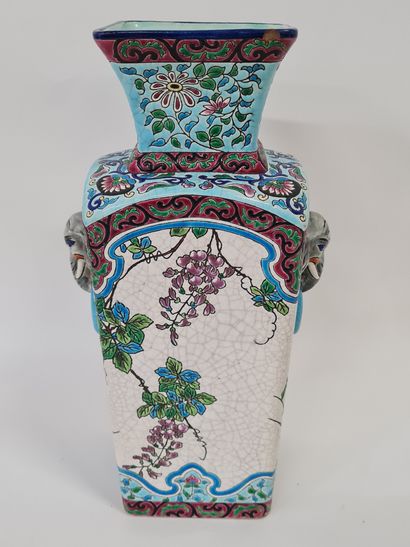null LONGWY, Émaux en reliefs cernés, époque fin XIXe. Vase d'après une forme chinoise...