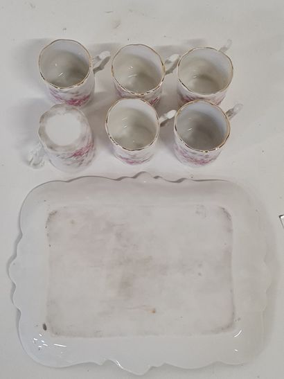 null Service Cabaret composé de 6 tasses et un plateau en porcelaine blanche, contourné...