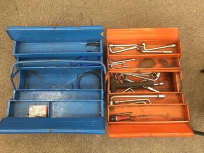 null Lot de deux caisses à outils en métal garnies de quelques outils.
