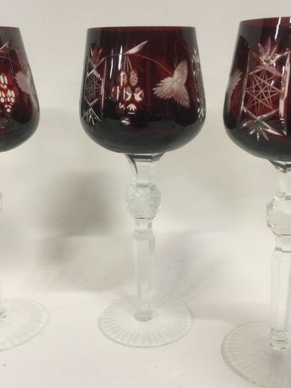 null Service de 6 verres à vin en cristal coloré à décor taillé, H. 21 cm.